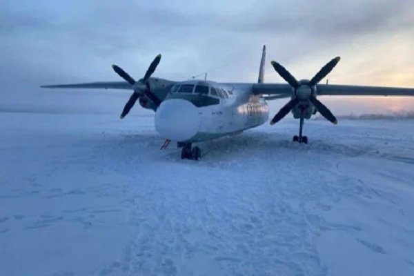 Instead of the runway, the pilot accidentally landed the plane on the frozen river, a major accident was averted.