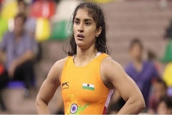 The process of returning awards is not stopping Now female wrestler Vinesh Phogat has returned her Khel Ratna and Arjuna Award.