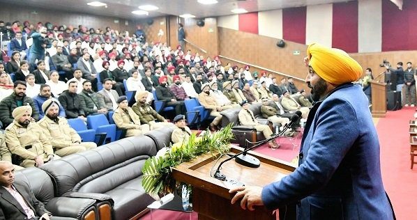 CM Bhagwant Mann's big attack on Navjot Sidhu, said - Fugitive Sidhu should check the facts before giving misleading statements.