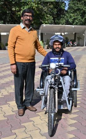 Chief Minister Shri Hemant Soren encouraged Amrit Kumar Paswan by giving him a tricycle.