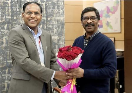 Chief Minister Shri Hemant Soren today received a courtesy call from Shri M Nagaraju, Additional Secretary, Ministry of Coal and Dr. B. Veera Reddy, CMD of Central Coalfields Limited (CCL).