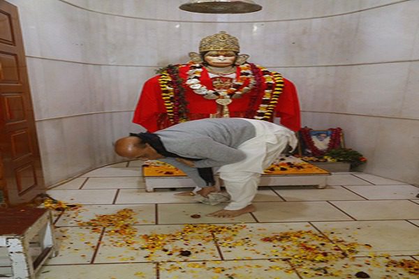 Defense Minister Rajnath Singh cleaned Lucknow Hanuman Setu Temple