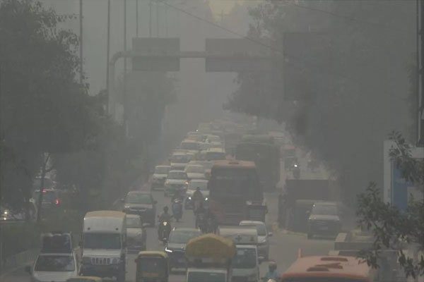 Delhi turns into gas chamber, air quality in severe category