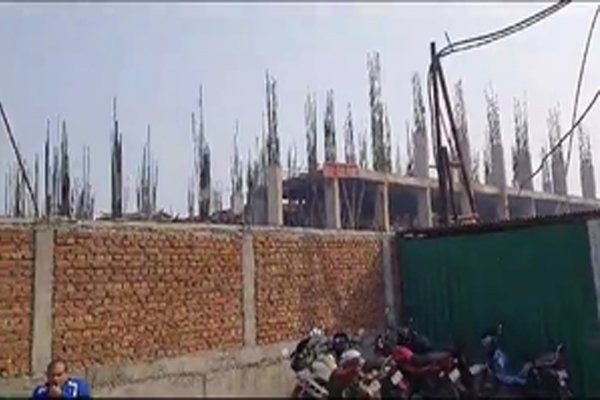 Goods linter fell under construction of Gaur Aerocity, one dead