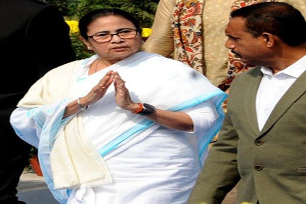 Mamta Banerjee got hurt due to sudden braking of the car