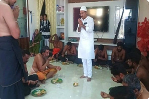 Muslim family set an example of unity, provided food to Sabarimala pilgrims;Pictures went viral on social media