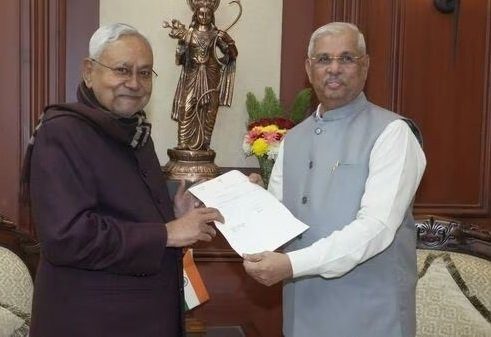 Nitish Kumar submits resignation to Governor, stakes claim to form government with BJP's support