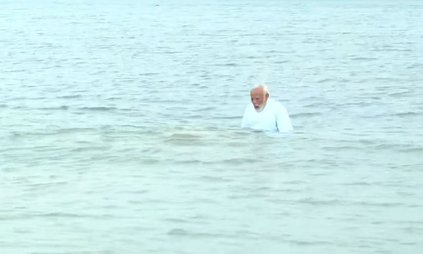 PM Modi took holy dip in the sea in Rameshwaram, offered prayers at Sri Arulmigu Ramanathaswamy temple