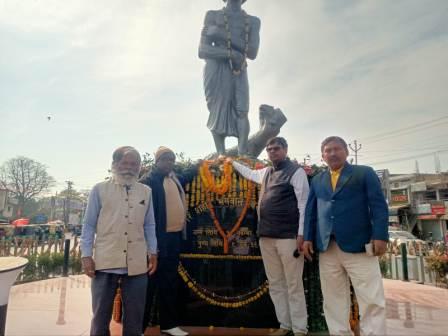 Ramprakash Tiwari started statewide campaign against corruption by garlanding the statue of Lord Birsa Munda Ji.