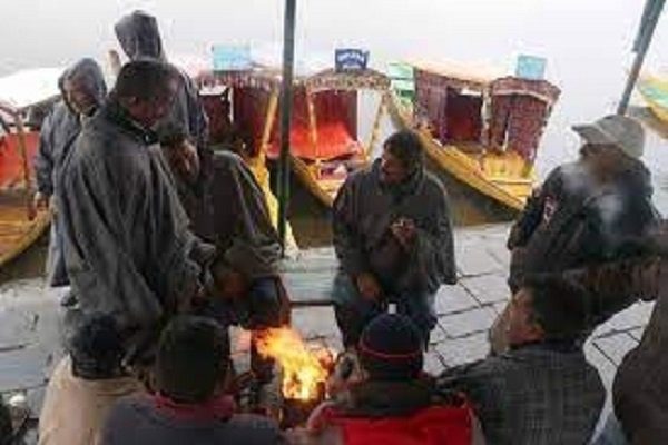 Severe cold in Kashmir without snowfall, temperature in Jammu improves