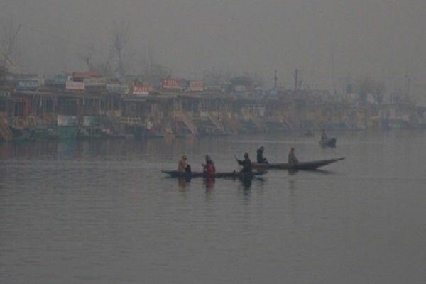 Severe cold wave in Kashmir, local people troubled by water problem