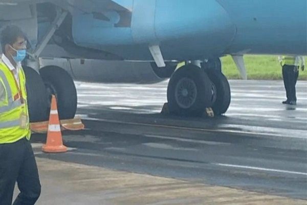 The plane's tire burst during take-off, 130 passengers narrowly lost their lives