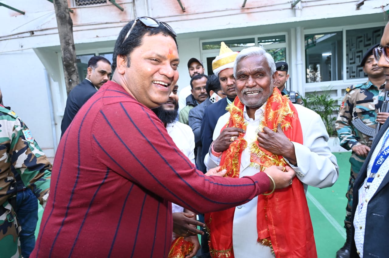 A delegation of Shri Shiv Baraat Organizing Maha Committee, Pahari Mandir Ranchi met Chief Minister Shri Champai Soren.