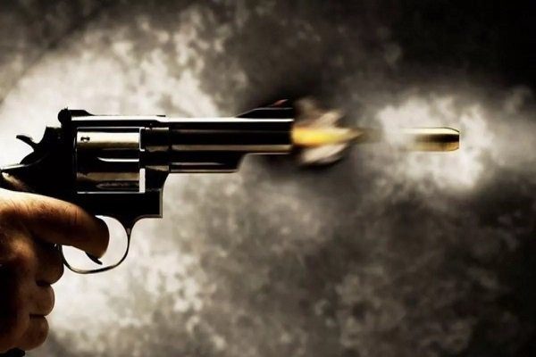 BJP MLA opened fire on Shinde group leader in the police station itself