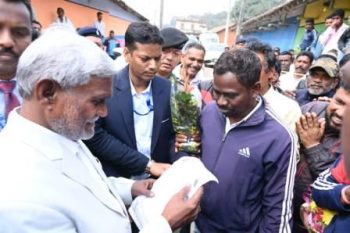 Chief Minister Shri Champai Soren heard about the problems of the people in his native village Jilinggora.