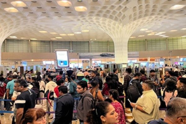 Flights are flying unnecessarily for about an hour at Mumbai Airport, 2,000 kg fuel is spent per hour.