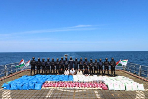 Navy seizes 3,300 kg of drugs from a sailing boat in the sea