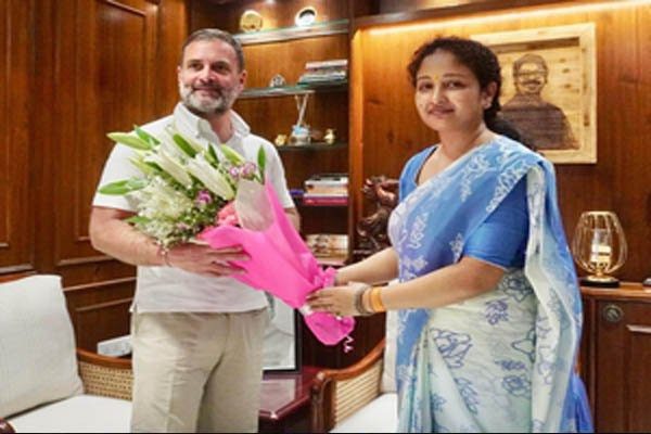 Rahul Gandhi meets Hemant Soren's wife Kalpana, assures support in the fight