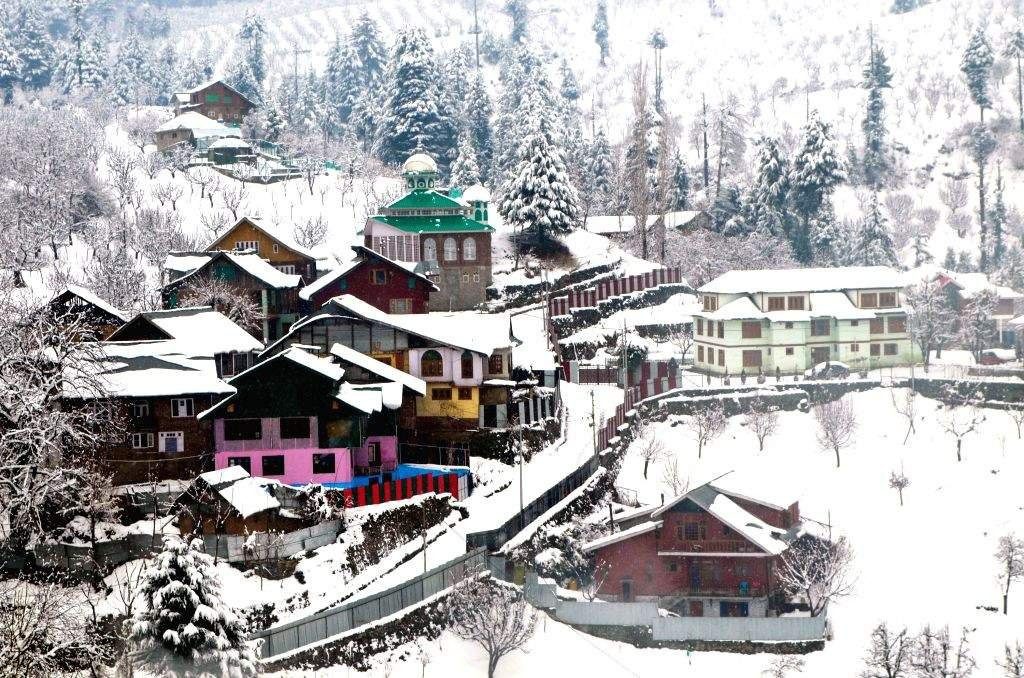 Snowfall continues in the mountains including Himachal Pradesh and Jammu and Kashmir, cold increased due to rain in the plains