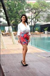 Wearing a deep neck white shirt, Anveshi Jain gave such poses, fans were impressed