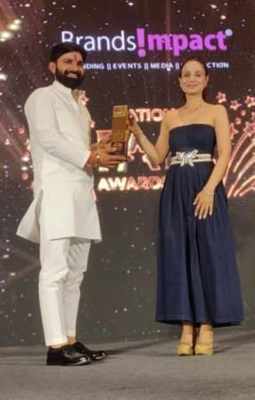 Actress Ameesha Patel honored youth icon Ravi Chaudhary with 'National Fame Award'