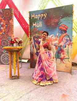 Actress Bhakti Rathod celebrated Holi on the set