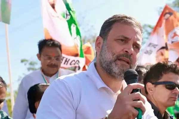 Modi wants to be on mobile all day long - Rahul