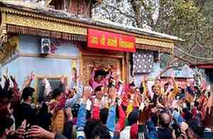 Uttarkashi Holi played with ashes of havan in Kashi Vishwanath temple.