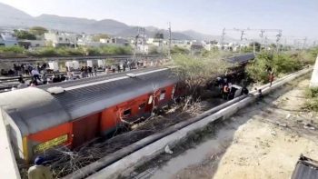 4 coaches of superfast train Sabarmati-Agra derailed