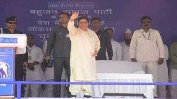 Gold crown presented to BSP supremo in Meerut