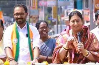 Smriti Irani's road show in Wayanad, crowd gathered