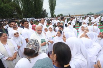 PM Modi reached among the people after Yoga Day program