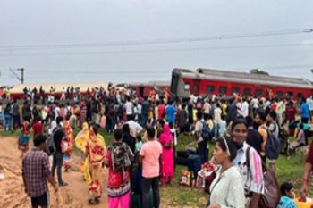 18 coaches of Howrah-Mumbai Mail derailed