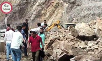 Heavy landslide in Himachal's Sirmaur, traffic on National Highway 707 halted