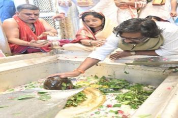 Hemant Soren along with his wife Kalpana visited and worshipped Baba Vishwanath