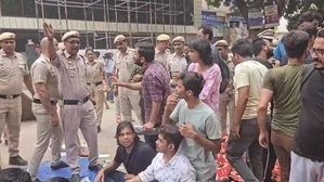 Police stopped students from protesting in Delhi's Rajendra Nagar