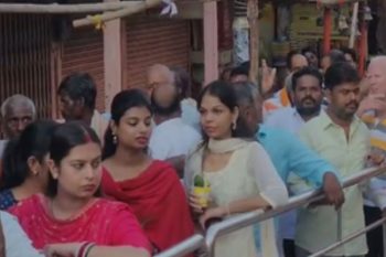 A huge crowd of devotees gathered to visit Kashi Vishwanath