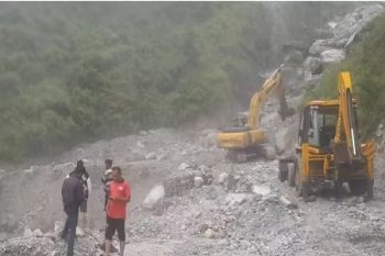 Badrinath Highway closed at many places due to landslide