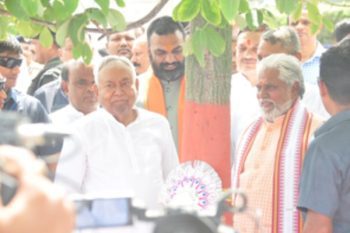 Chief Minister Nitish Kumar tied a rakhi to the tree