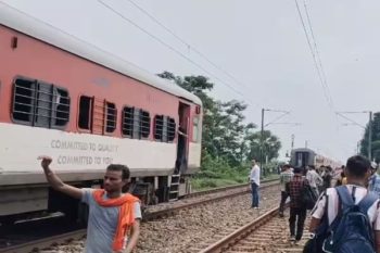 Magadh Express split into two parts in no time