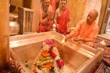 CM Yogi visited and worshipped Kashi Vishwanath and Kaal Bhairav