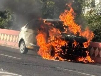 A moving car caught fire The driver saved his life by jumping out of the car