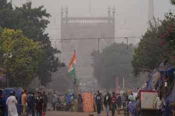 Cold wave hits Delhi, dense fog prevails