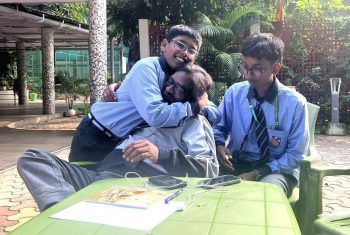 Hemant Soren having fun with his children