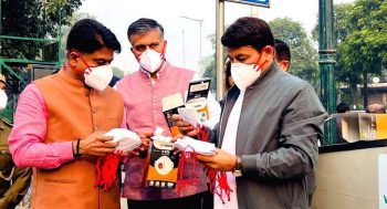 Pollution wreaks havoc in Delhi, MP Manoj Tiwari distributes masks