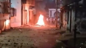 Violence broke out between two groups in Bengal's Murshidabad