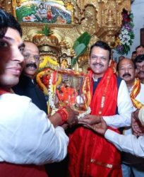 Devendra Fadnavis reached Siddhivinayak temple before swearing-in