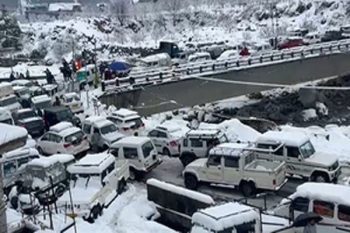 Tourists stuck in traffic jam due to snowfall in Himachal Pradesh