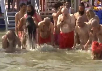 Home Minister Amit Shah took a holy dip in the Kumbh along with CM Yogi and saints