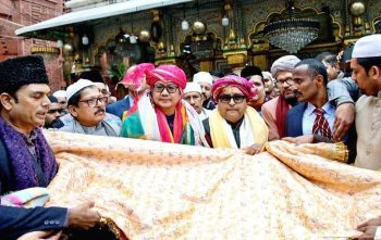 Kiren Rijiju offered chaadar to Prime Minister Modi at Ajmer Sharif